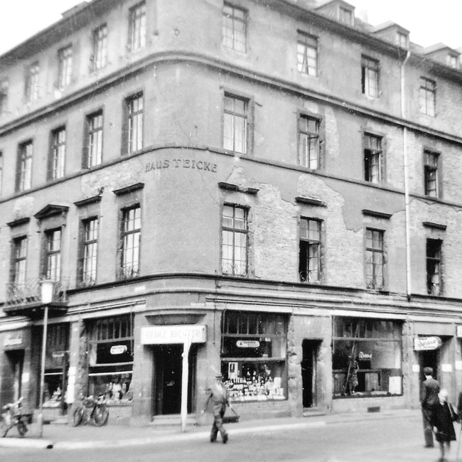 Foto aus der Nachkriegszeit von dem Gebäude, in dem sich die Goldschmiede Hofacker befindet.