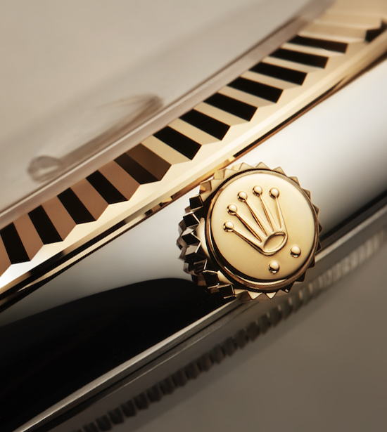 Die Rolex Krone an der Krone einer Uhr zur Einstellung der Uhrzeit