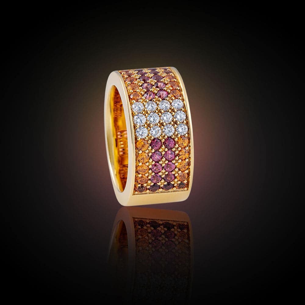 Ring aus der HOFACKER Collection Classic Kashmir mit gelben Spessartinen, rot-violetten Rhodolithen und Brillanten.