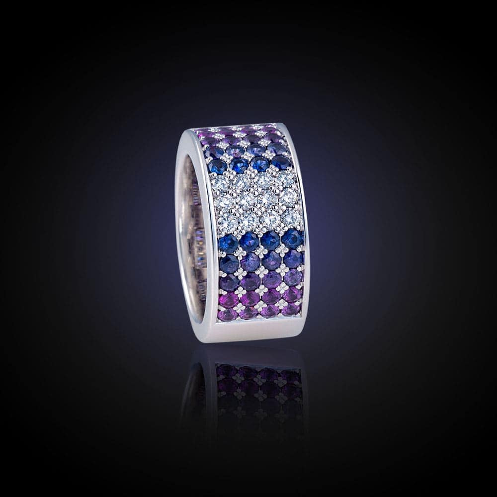 Ring aus der HOFACKER Collection Classic Kashmir mit Saphiren in Blau, Violett und Pink sowie Brillanten.