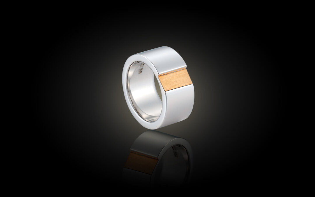 Herrenring aus der Goldschmiede HOFACKER in 750er Weißgold mit Mittelteil in Roségold