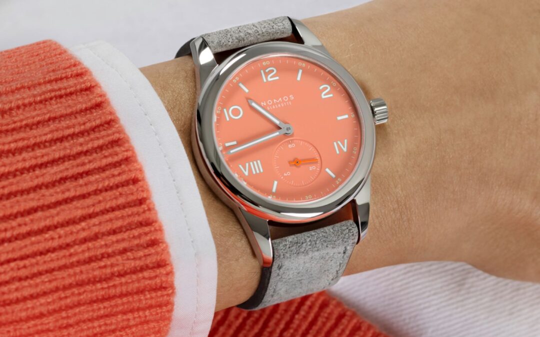 Club Campus cream coral von NOMOS Glashütte am Handgelenk getragen