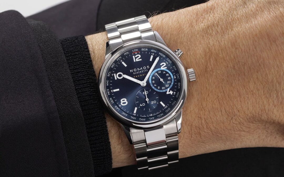 NOMOS Club Sport neomatik Weltzeit blau am Handgelenk getragen